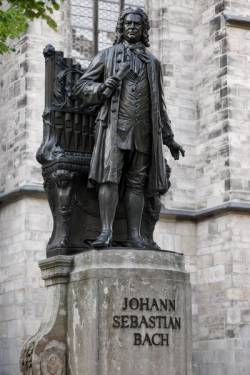 Памятник Иоганну Себастьяну Баху у церкви Святого Фомы в Лейпциге