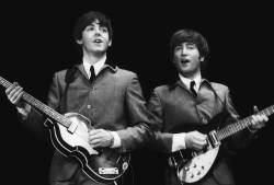 Джон Леннон и Пол Маккартни - британские рок-музыканты, певцы, композиторы, члены группы «Битлз»