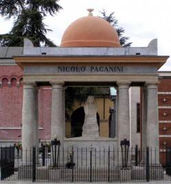 Памятник Паганини на пармском кладбище (фото)