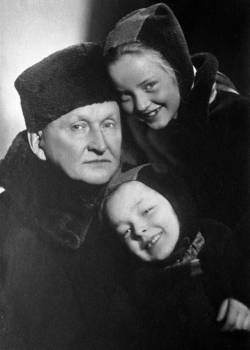 Александр Вертинский с дочками - Анастасией и Марианной