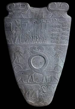 Палетка Нармера, ок. 3200-3000 годы до н. э., аверс
